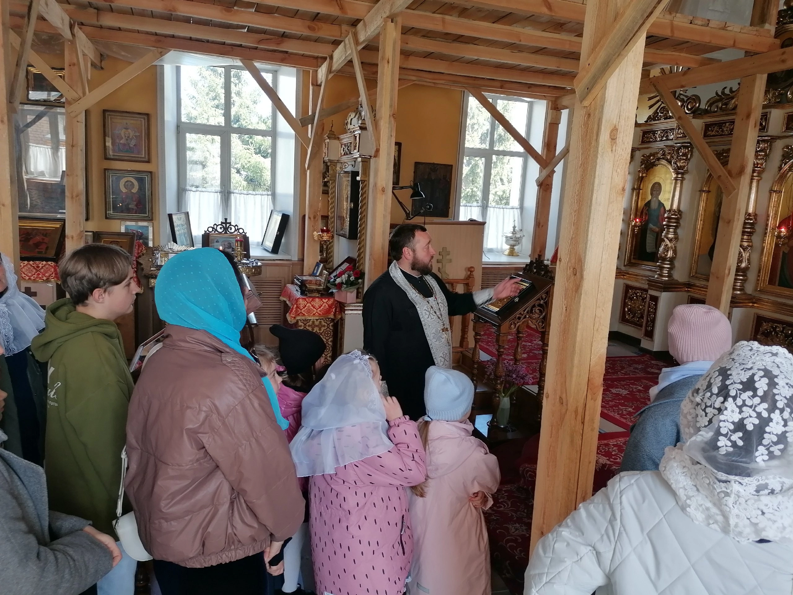 Священники встретились с учениками средней школы №1 города Спутник