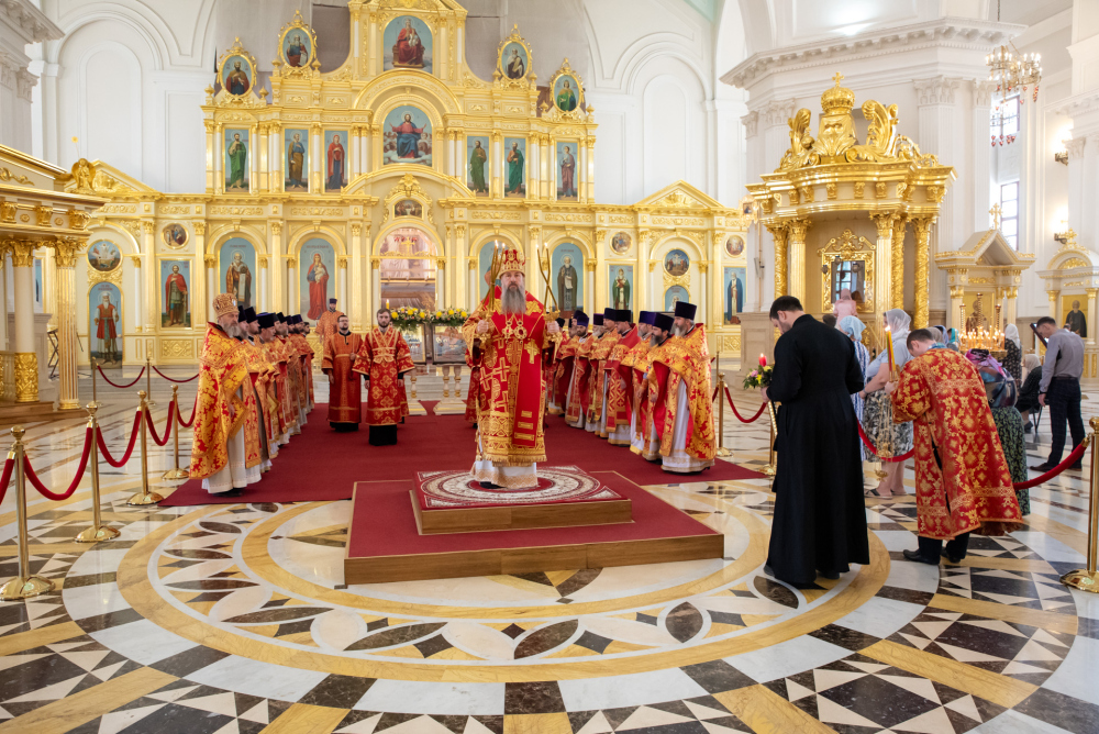   Протоиерей Александр Филиппов сослужил митрополиту Серафиму за литургией в  Спасском кафедральном соборе