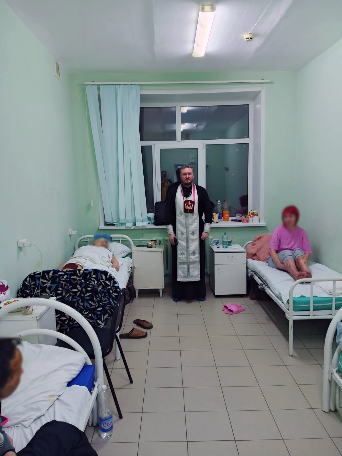 Священники посетили раненых во время специальной военной операции военнослужащих