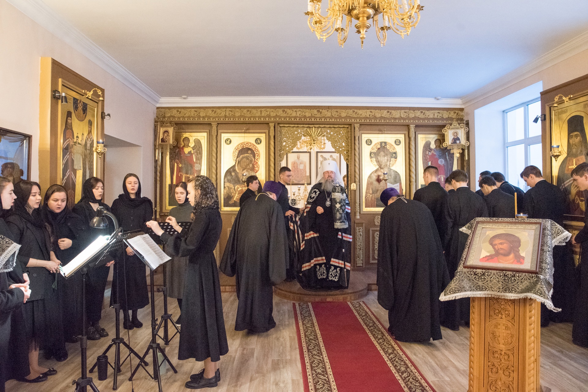 Во вторник первой седмицы Великого поста протоиерей Александр Филиппов молился за Архиерейским богослужением в храме святителя Иннокентия Иркутского при семинарии