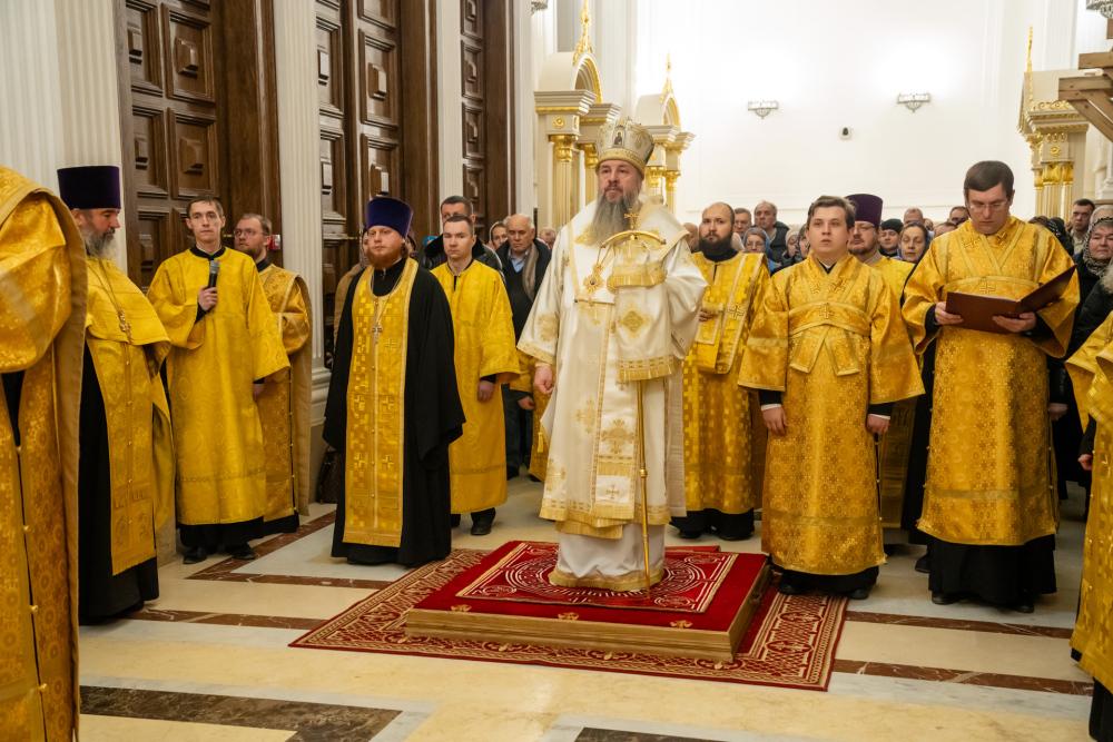 Протоиерей Александр Филиппов сослужил митрополиту Серафиму за уставным вечерним богослужением и новогодним молебном в Спасском кафедральном соборе