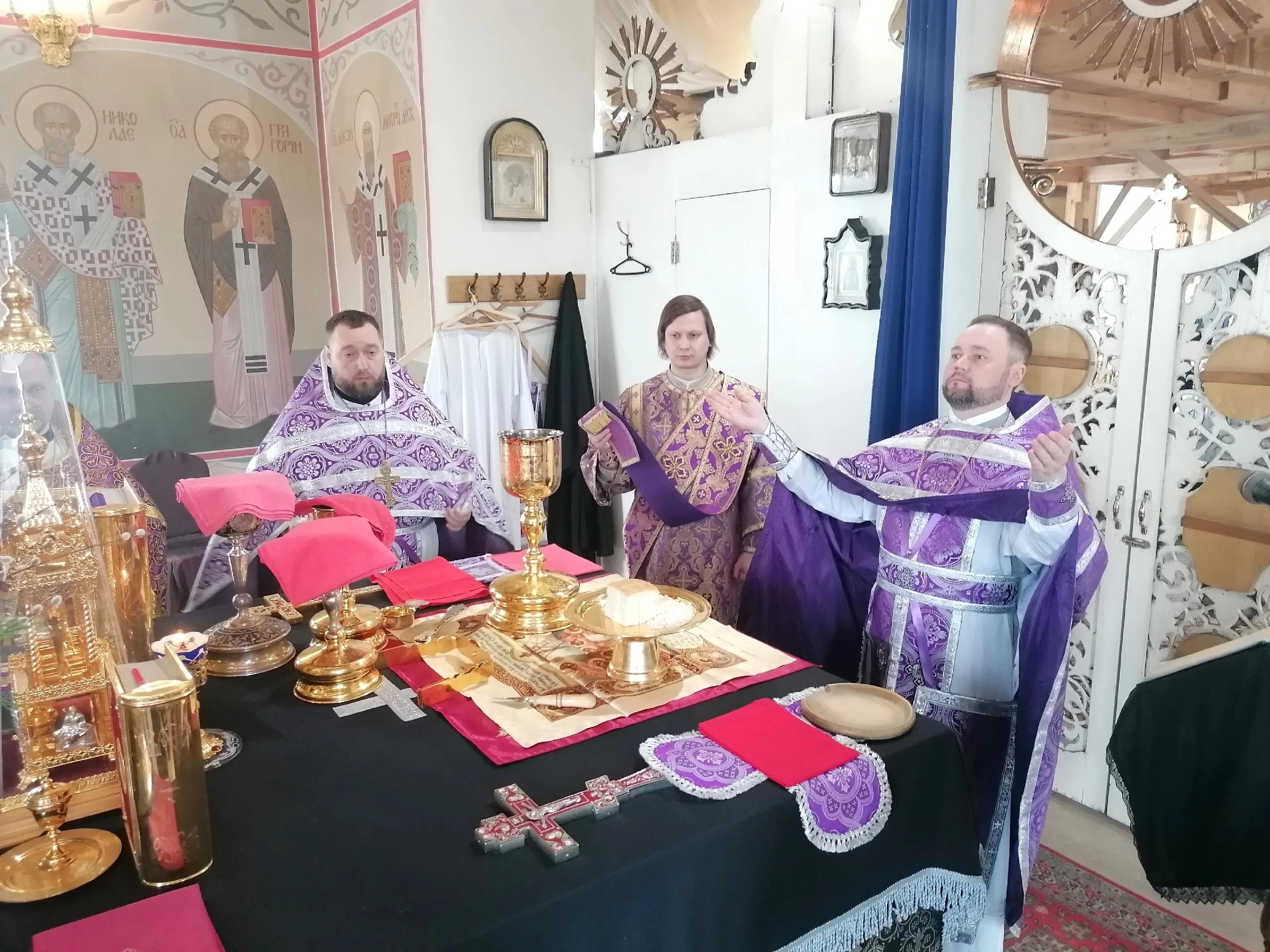 В Великий Четверг протоиерей Александр Филиппов совершил вечерню и Божественную литургию