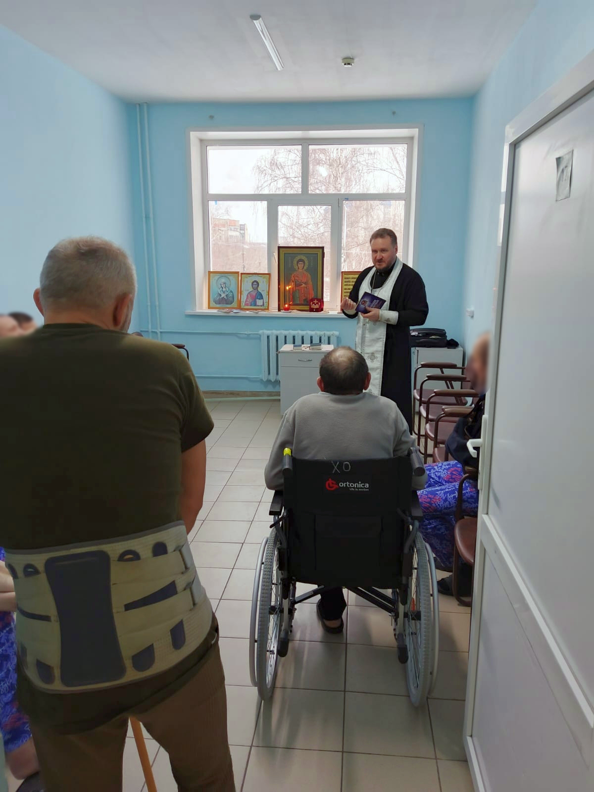 Священники посетили раненых во время специальной военной операции военнослужащих