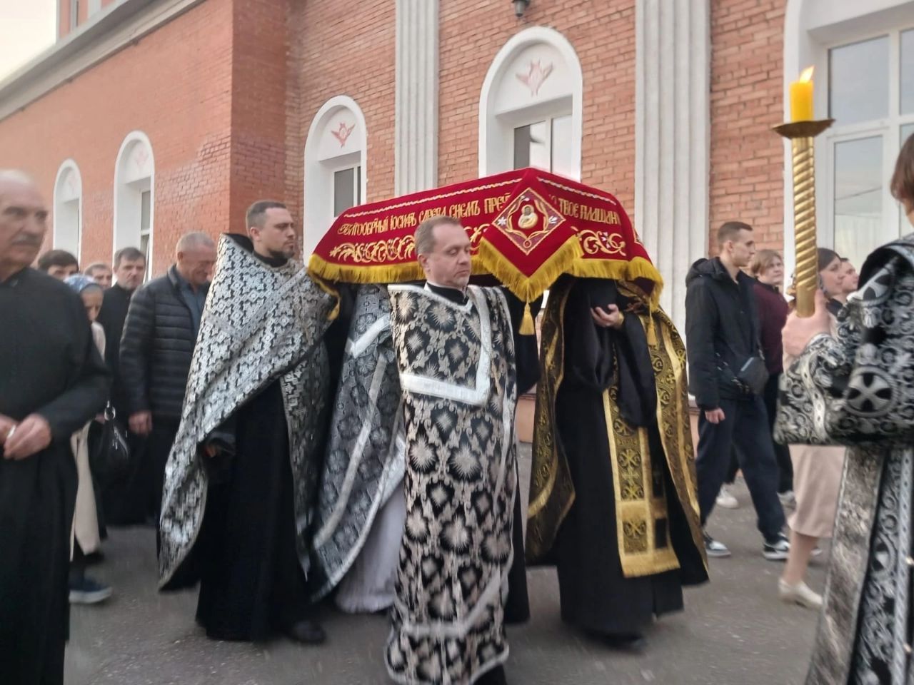 Протоиерей Александр Филиппов совершил утреню Великой Субботы с чином погребения 