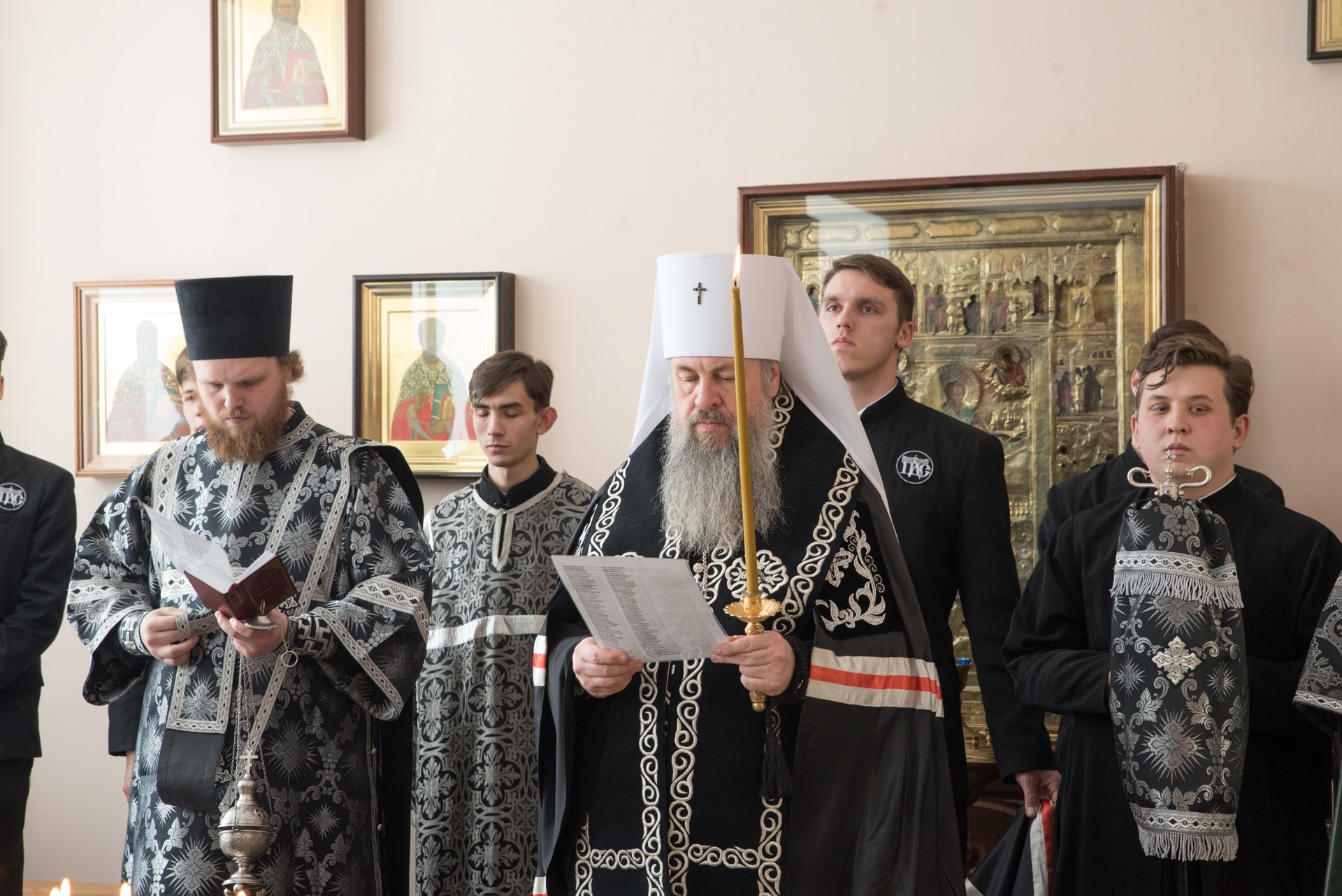 Во вторник первой седмицы Великого поста протоиерей Александр Филиппов молился за Архиерейским богослужением в храме святителя Иннокентия Иркутского при семинарии
