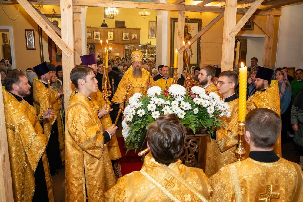 В канун престольного праздника митрополит Серафим совершил всенощное бдение в нашем храме