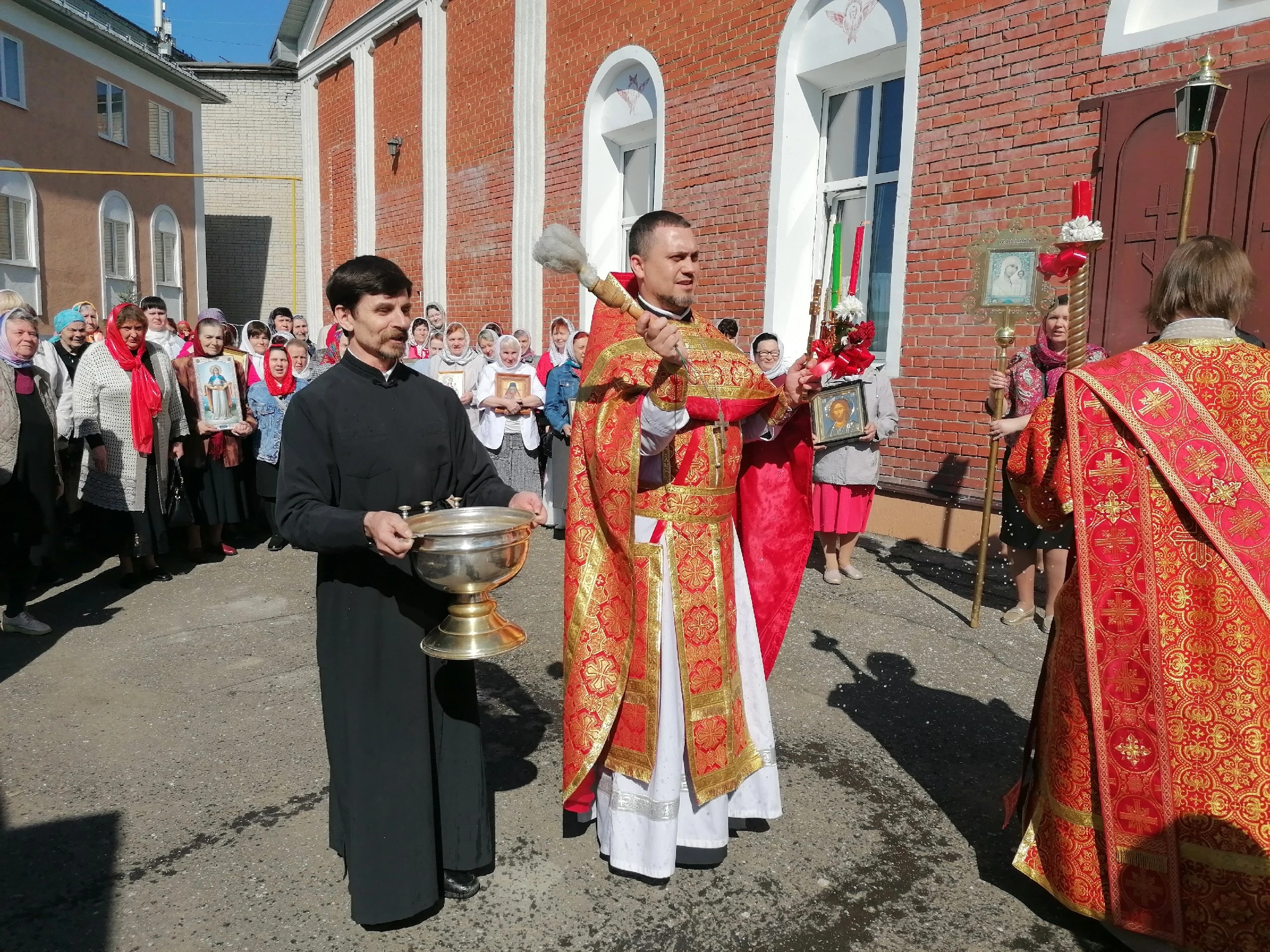 В четверг Светлой седмицы иерей Владимир Журавлев совершил Божественную литургию