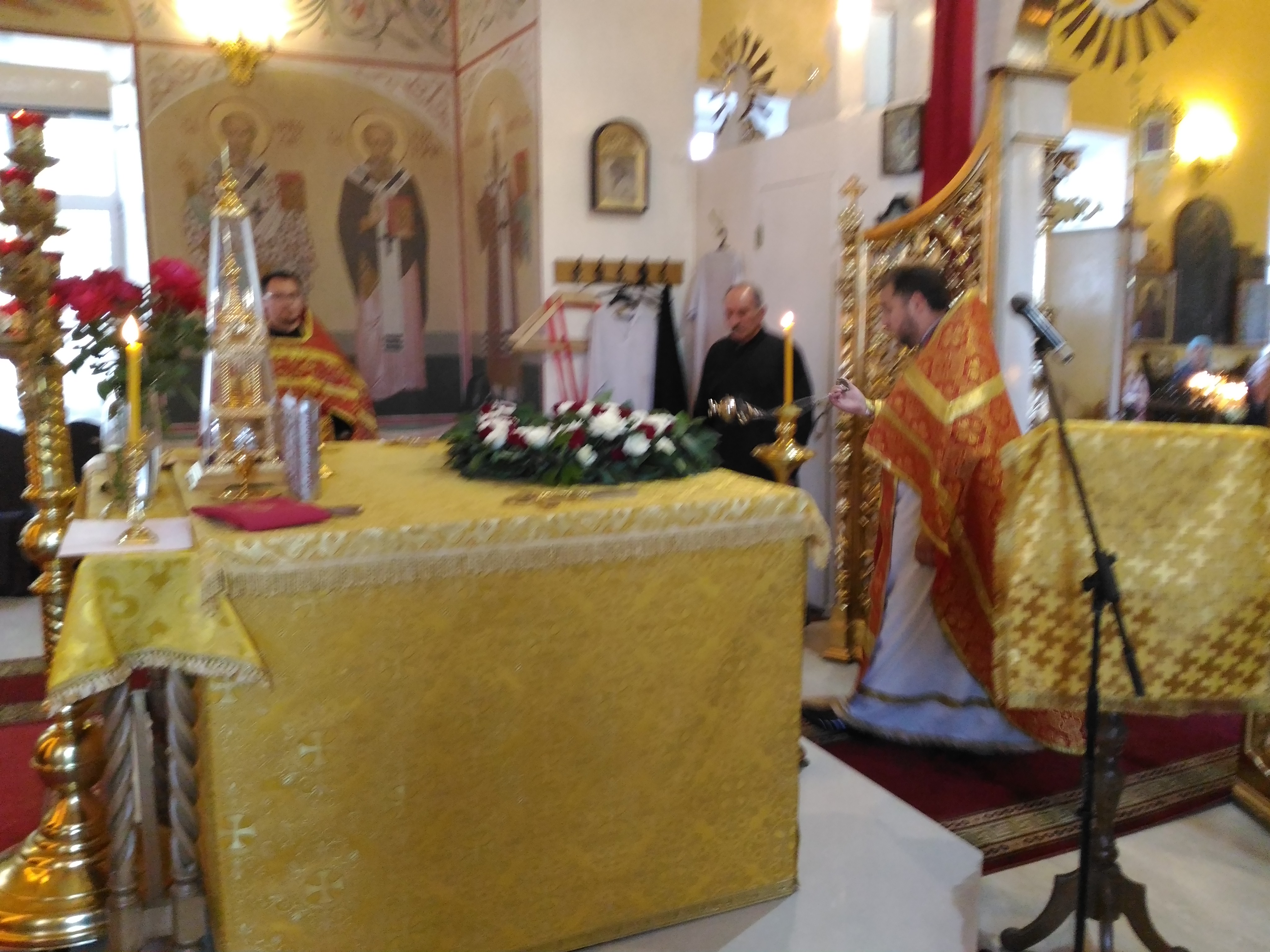 Вечерняя служба накануне праздника Происхождения (изнесения) Честных Древ Животворящего Креста Господня