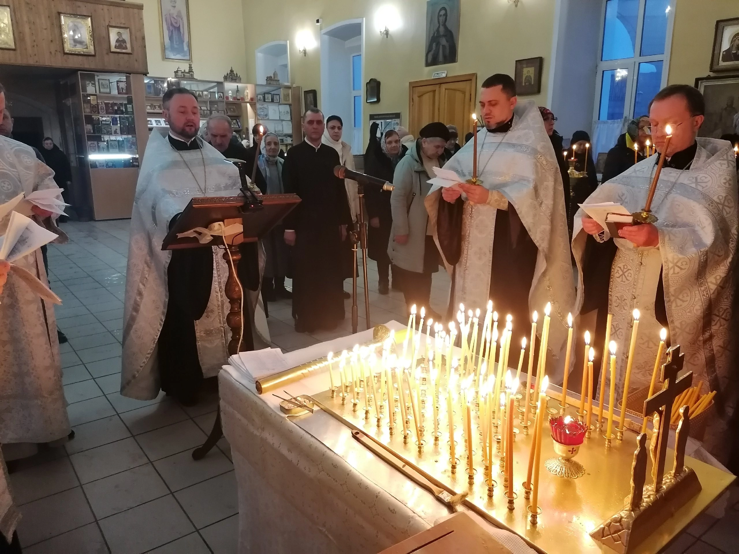 Вечернее богослужение в канун Вселенской родительской субботы