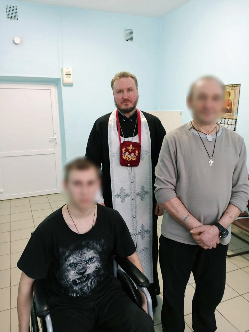 Священники посетили раненых во время специальной военной операции военнослужащих