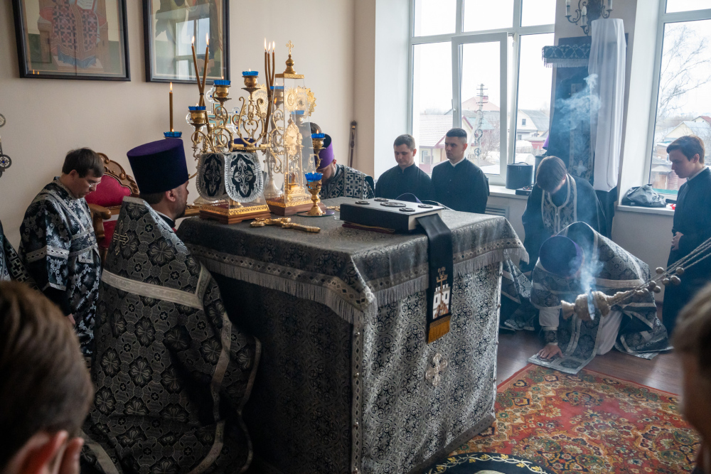 Протоиерей Александр Филиппов сослужил митрополиту Серафиму за Литургией Преждеосвященных Даров в храме святителя Иннокентия Иркутского при духовной семинарии