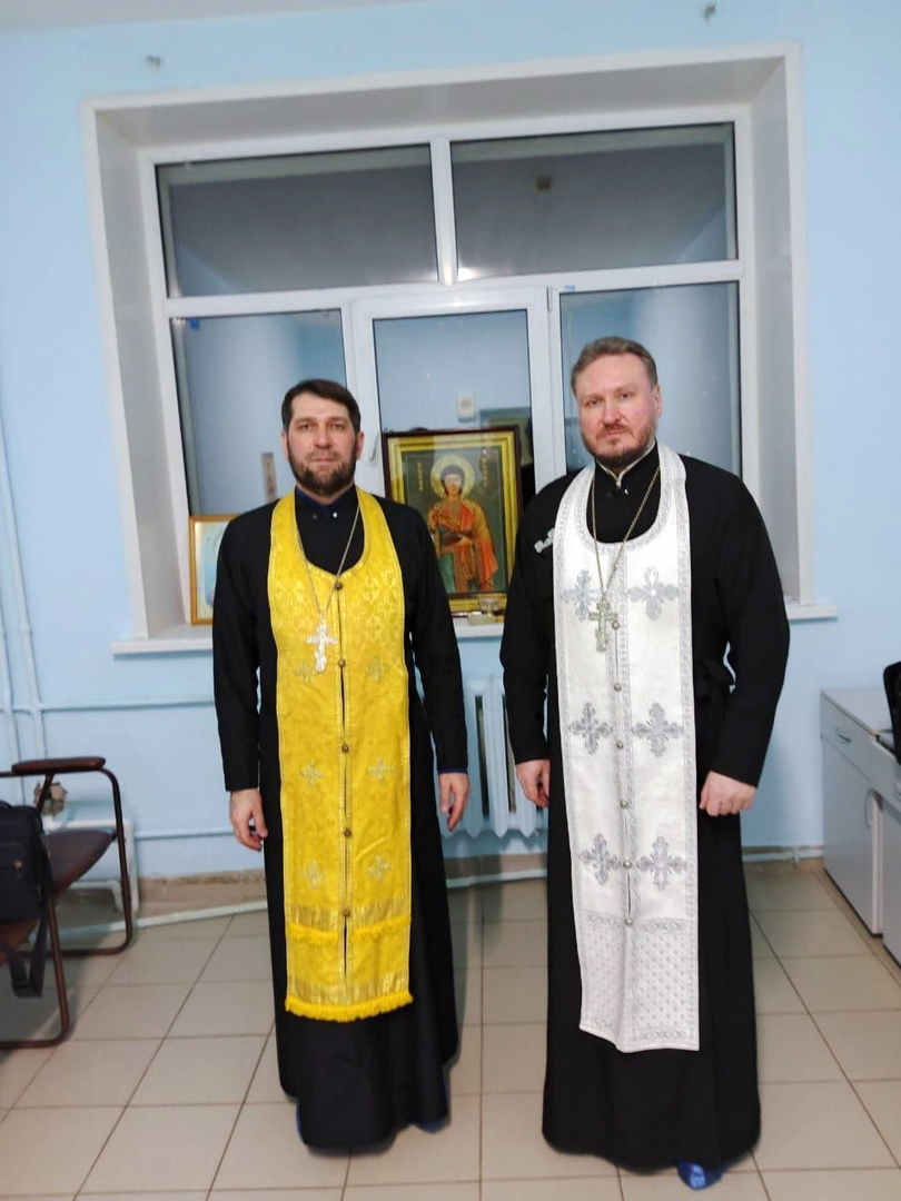 Священники посетили раненых во время специальной военной операции военнослужащих