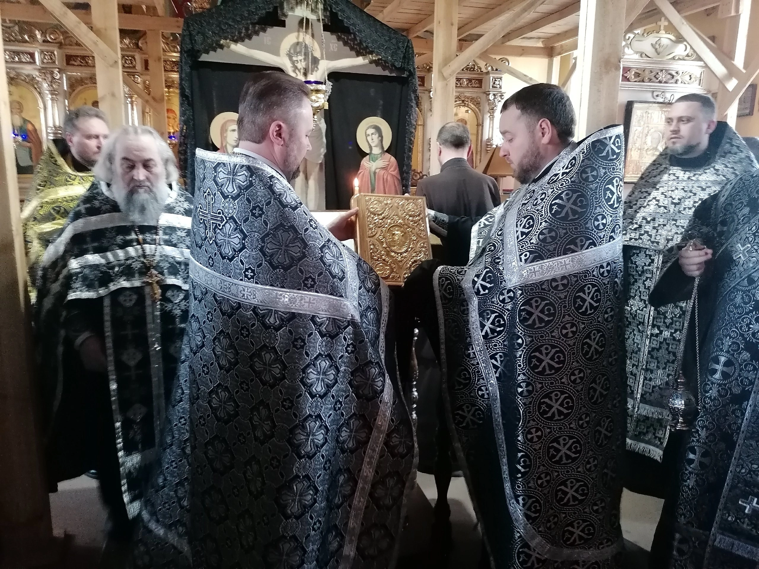 Протоиерей Александр Филиппов совершил утреню с чтением 12-ти Евангелий Страстей Христовых