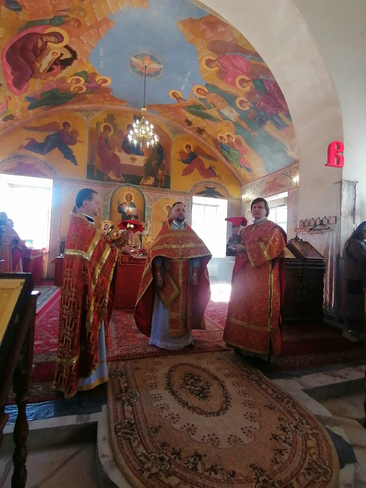 Богослужения в Неделю о расслабленном