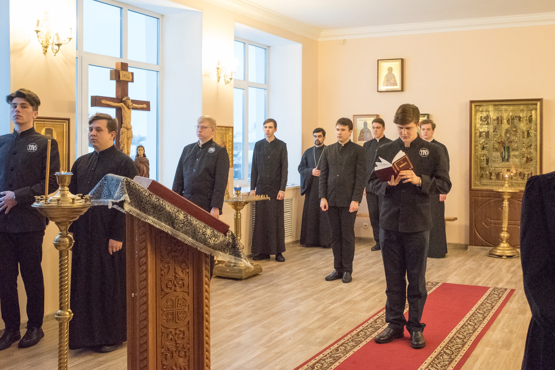 Во вторник первой седмицы Великого поста протоиерей Александр Филиппов молился за Архиерейским богослужением в храме святителя Иннокентия Иркутского при семинарии