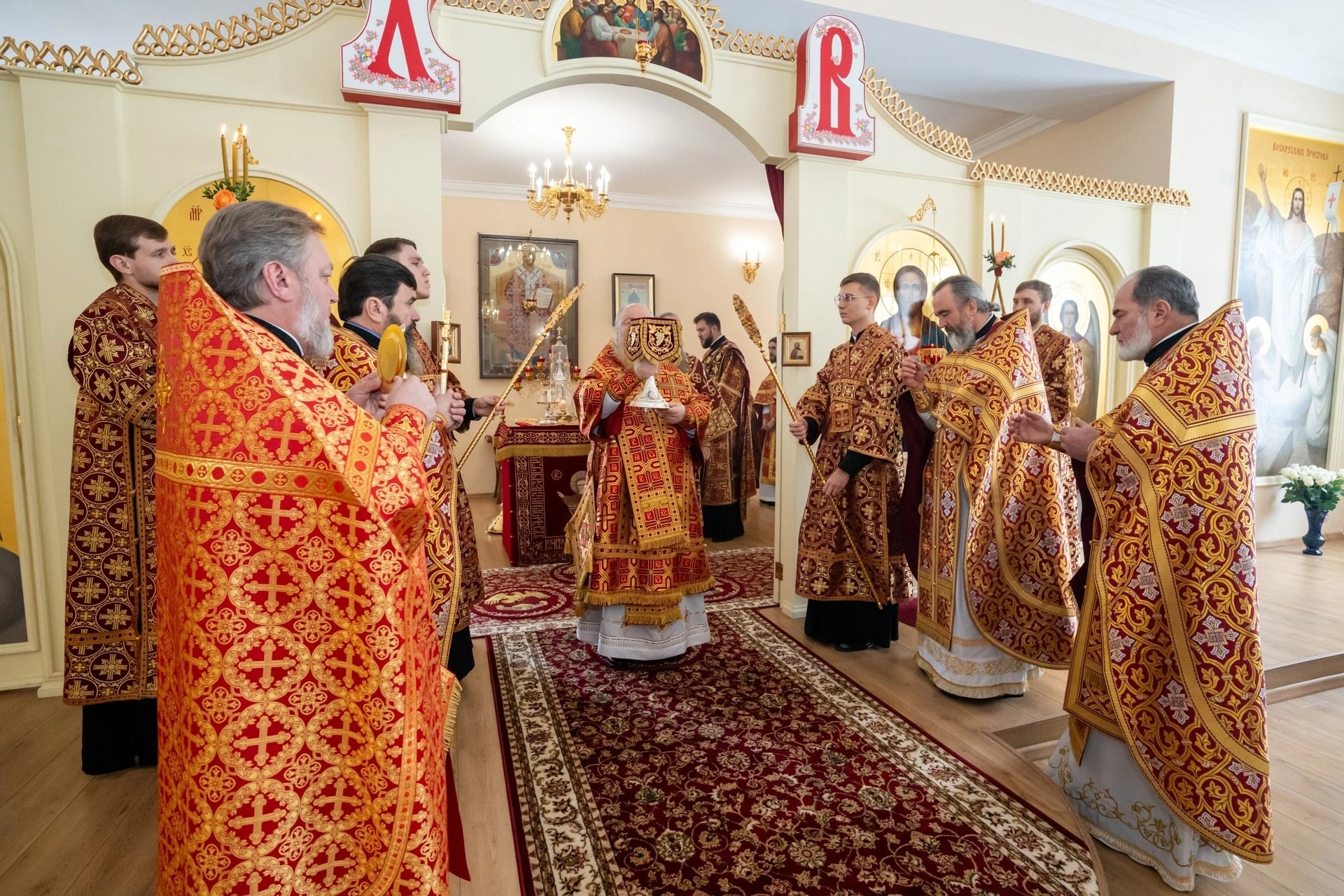 Протоиерей Александр Филиппов сослужил митрополиту Серафиму за литургией в Воскресенском храме при Пензенском епархиальном управлении
