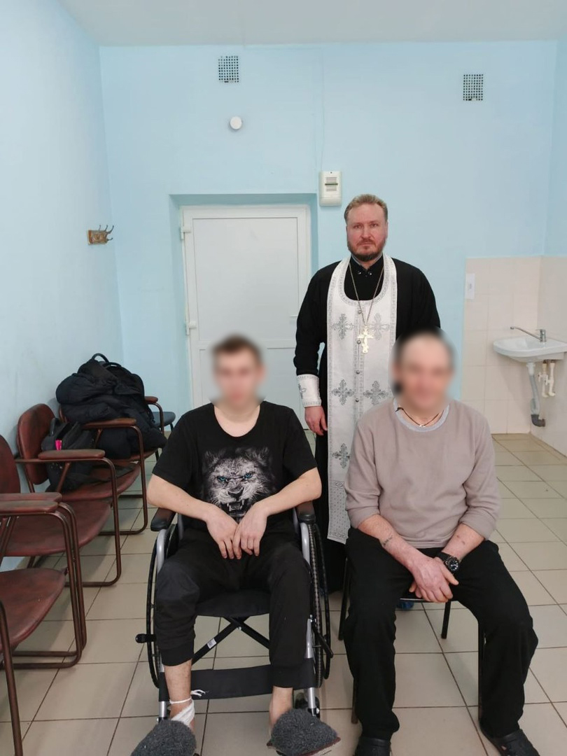 Священники посетили раненых во время специальной военной операции военнослужащих