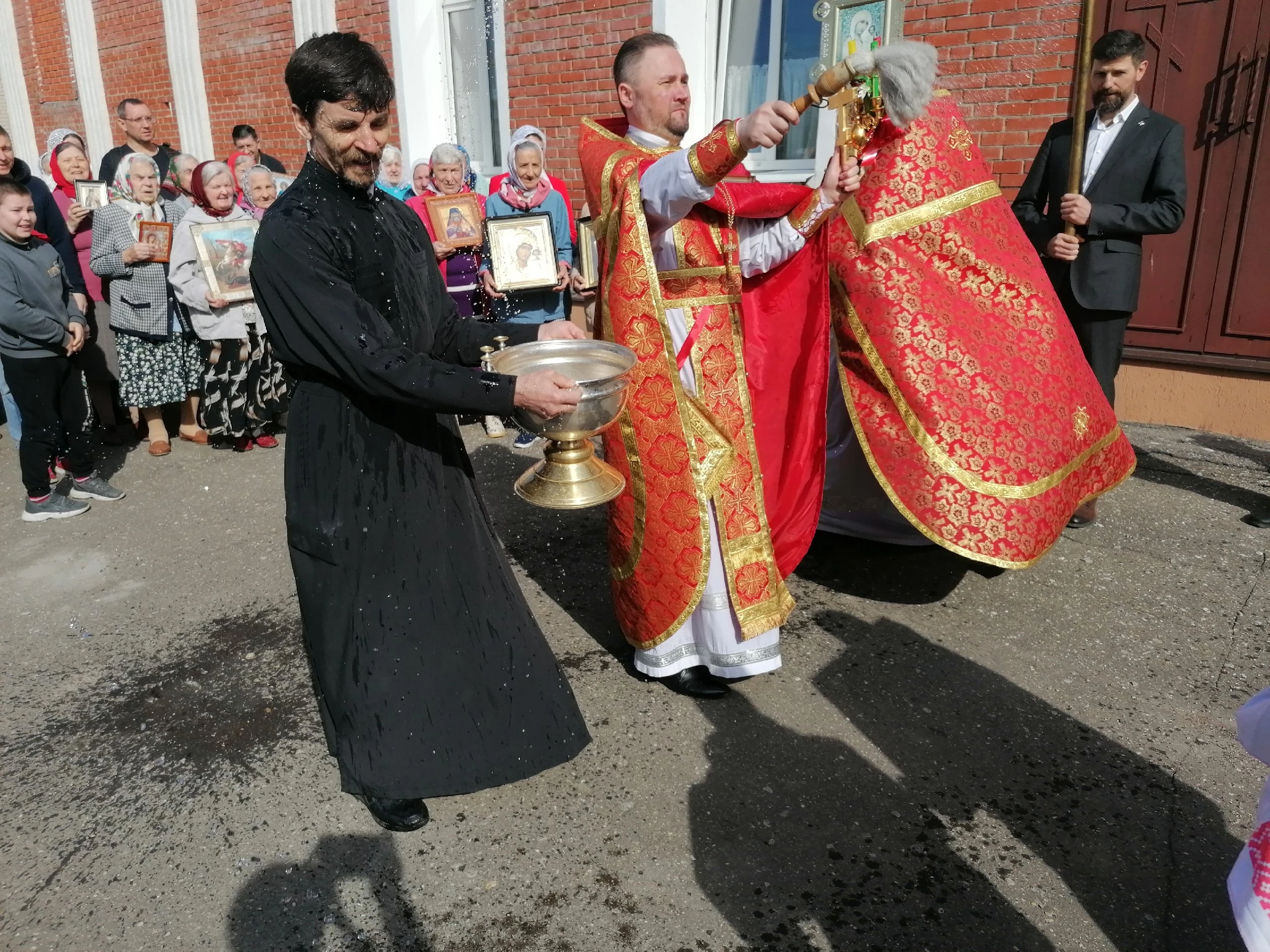 В понедельник Светлой седмицы протоиерей Александр Филиппов совершил Божественную литургию