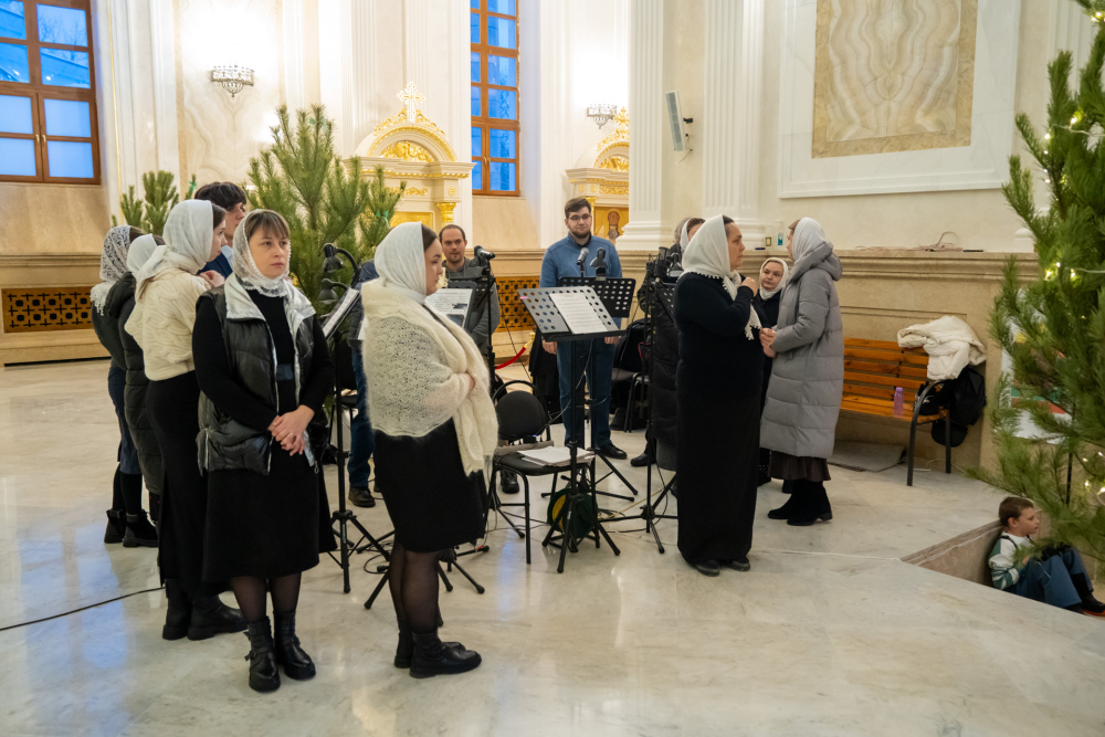В праздник Рождества Христова протоиерей Александр Филиппов сослужил иерархам Пензенской митрополии за великой вечерней в Спасском кафедральном соборе