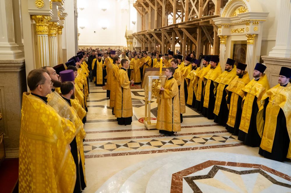 Протоиерей Александр Филиппов сослужил митрополиту Серафиму за уставным вечерним богослужением и новогодним молебном в Спасском кафедральном соборе