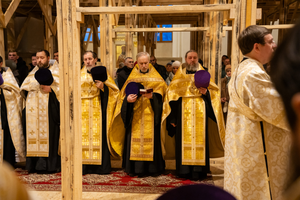 В праздник Рождества Христова протоиерей Александр Филиппов сослужил иерархам Пензенской митрополии за великой вечерней в Спасском кафедральном соборе