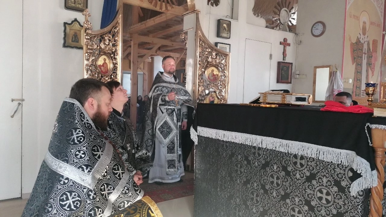 Протоиерей Александр Филиппов совершил Божественную Литургию Преждеосвященных Даров