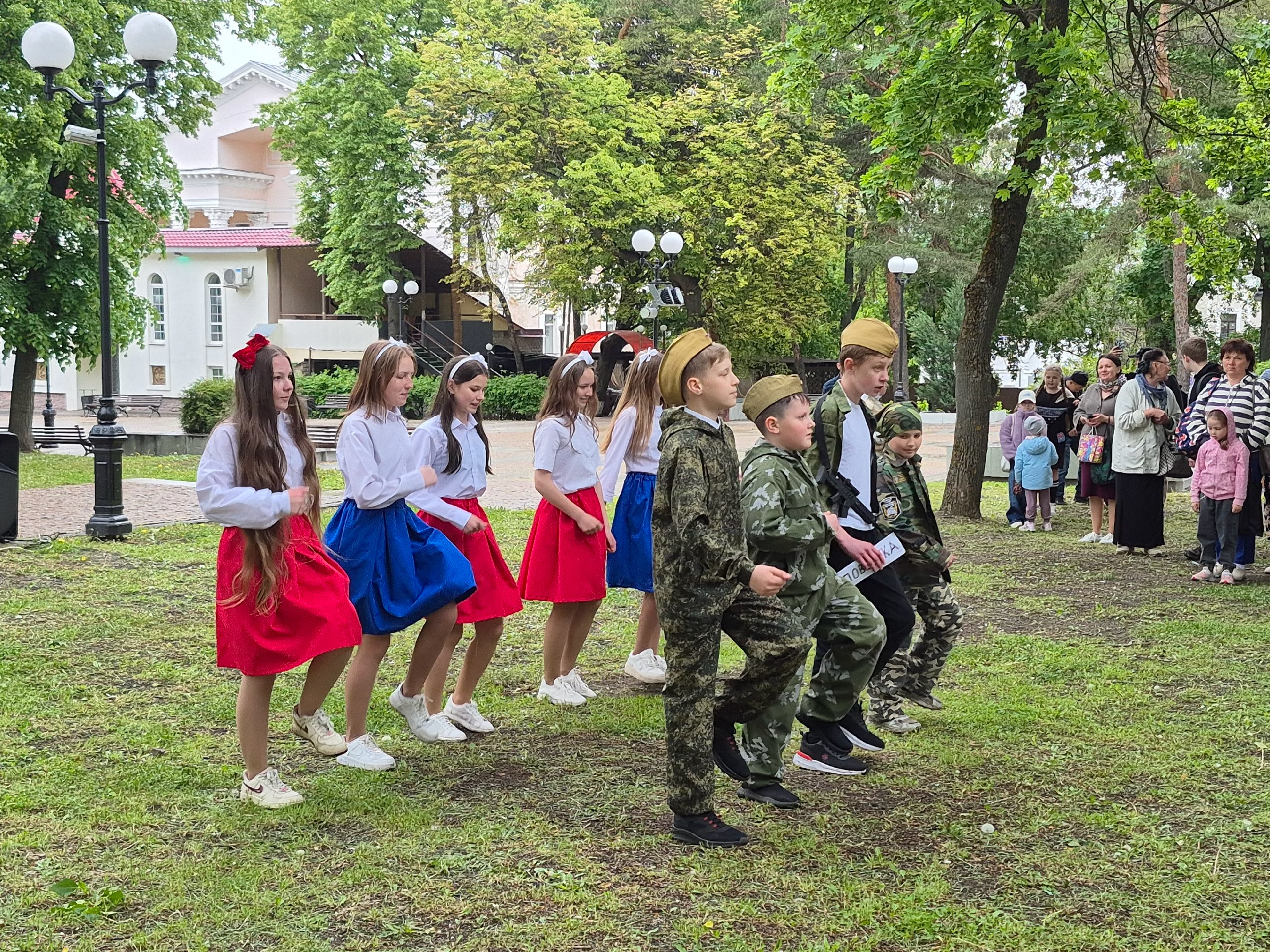 18 мая 2025 года прошёл VI музыкальный, епархиальный фестиваль воскресных школ «ПАСХАЛЬНЫЙ ПИКНИК 2025", который состоялся в Лермонтовском сквере у Спасского кафедрального собора.