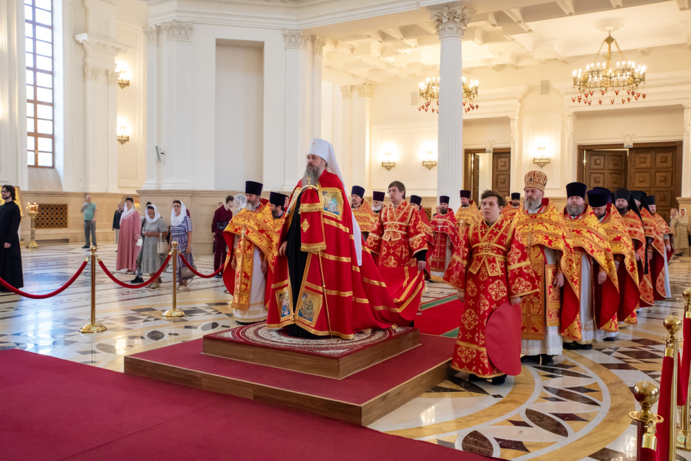   Протоиерей Александр Филиппов сослужил митрополиту Серафиму за литургией в  Спасском кафедральном соборе
