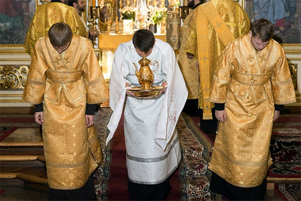 Митрополит Серафим рукоположил Олега Шугурова в сан диакона