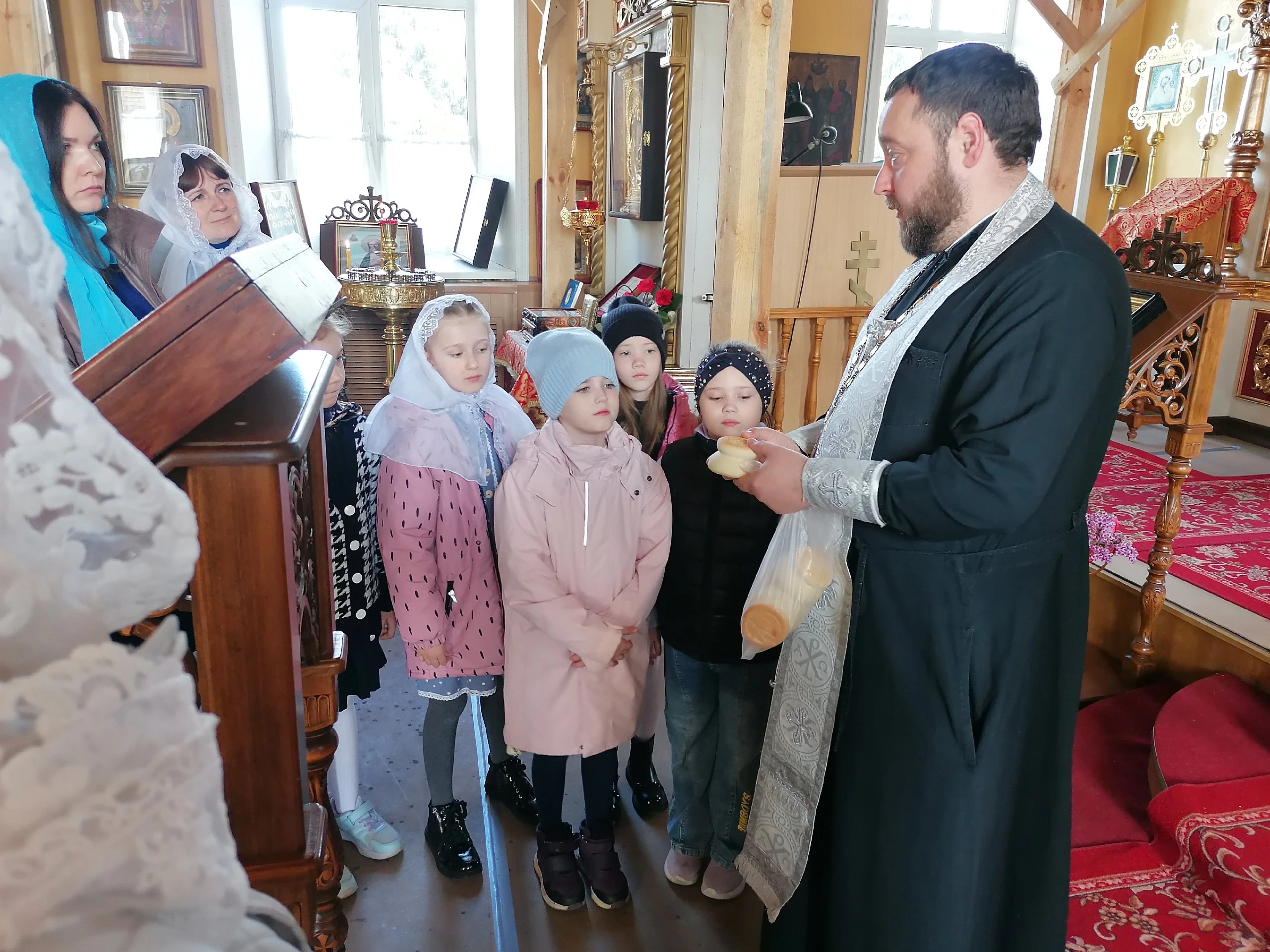 Священники встретились с учениками средней школы №1 города Спутник