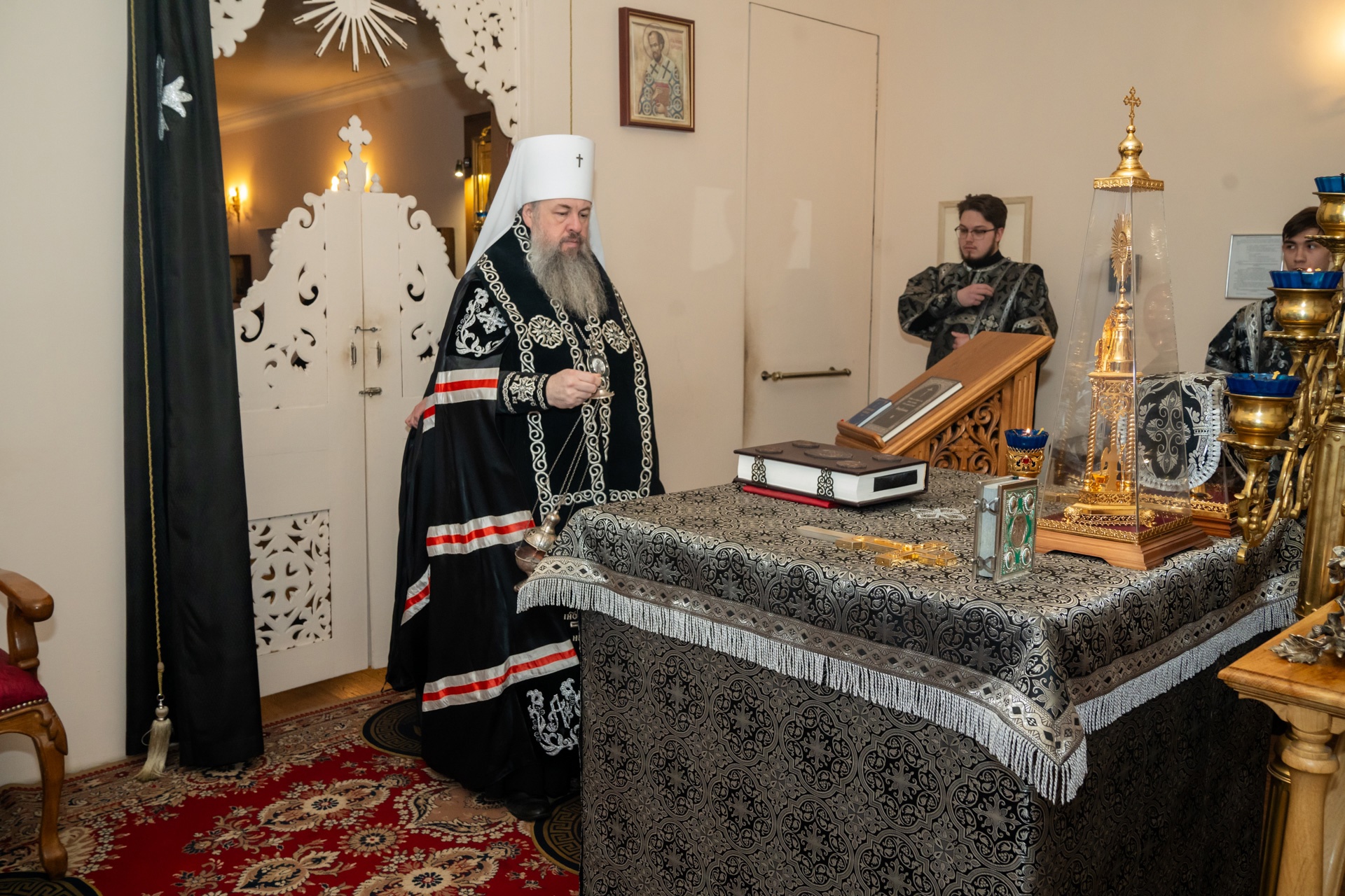 В понедельник первой седмицы Великого поста протоиерей Александр Филиппов молился за Архиерейским богослужением в храме святителя Иннокентия Иркутского при семинарии