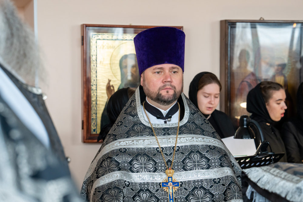 Протоиерей Александр Филиппов сослужил митрополиту Серафиму за Литургией Преждеосвященных Даров в храме святителя Иннокентия Иркутского при духовной семинарии
