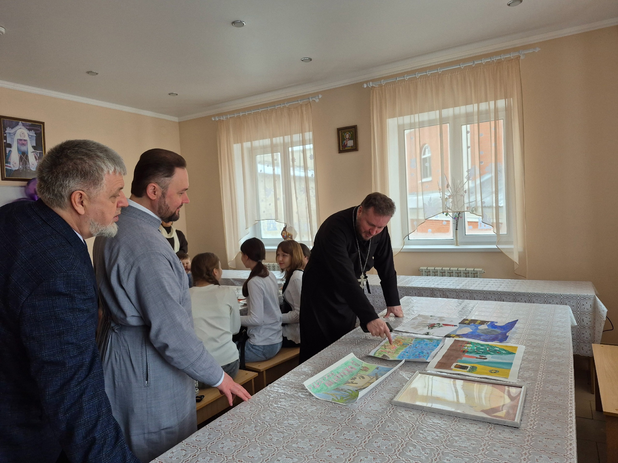 В воскресной школе "Азбука веры" состоялся конкурс рисунков "В ожидании Рождества"