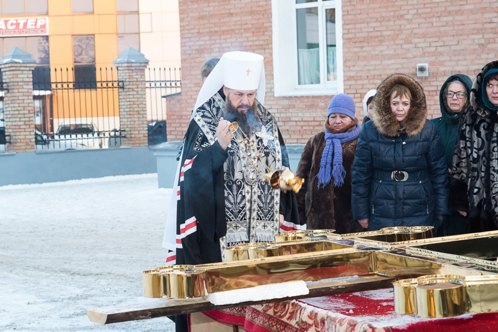 В среду первой седмицы Великого поста митрополит Серафим совершил чин освящения креста и купола для нашего храма