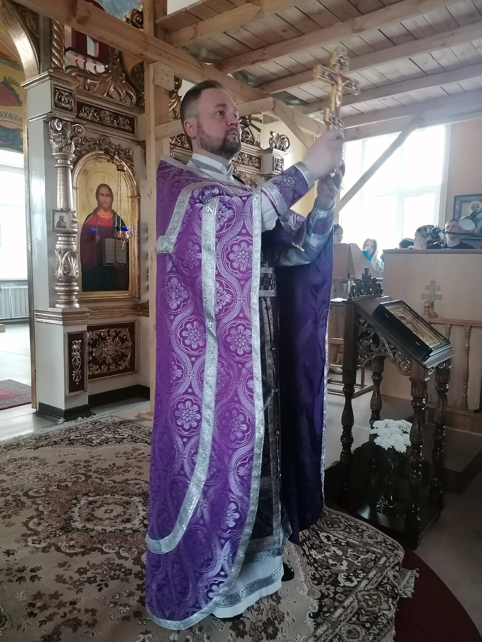 В Великий Четверг протоиерей Александр Филиппов совершил вечерню и Божественную литургию