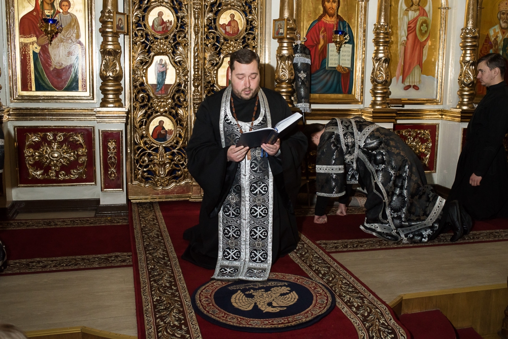 В среду первой седмицы Великого поста митрополит Серафим совершил повечерие с чтением Великого канона прп. Андрея Критского в Никольском храме в Терновке