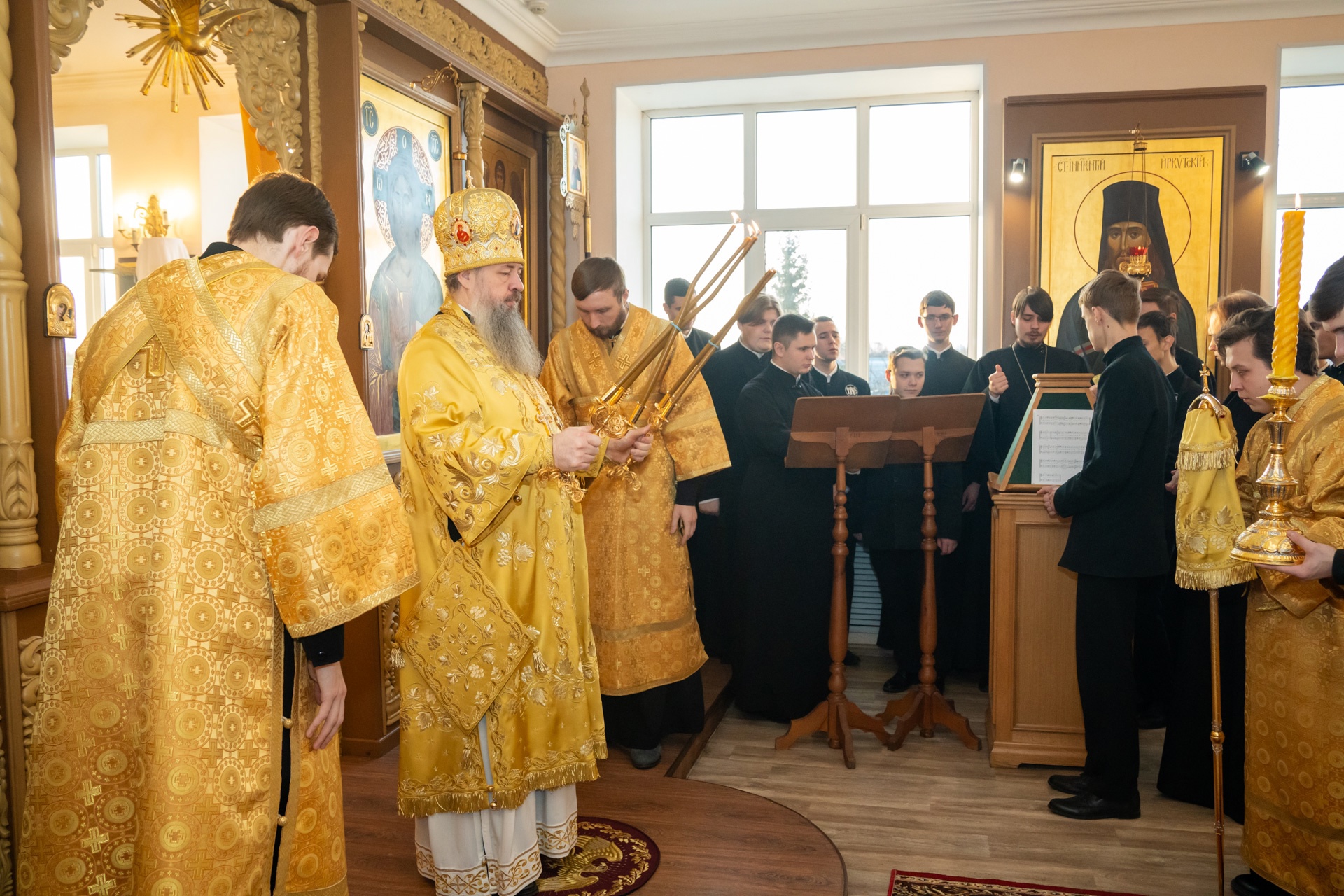 Протоиерей Александр Филиппов сослужил митрополиту Серафиму в престольный праздник и актовый день в Пензенской духовной семинарии   