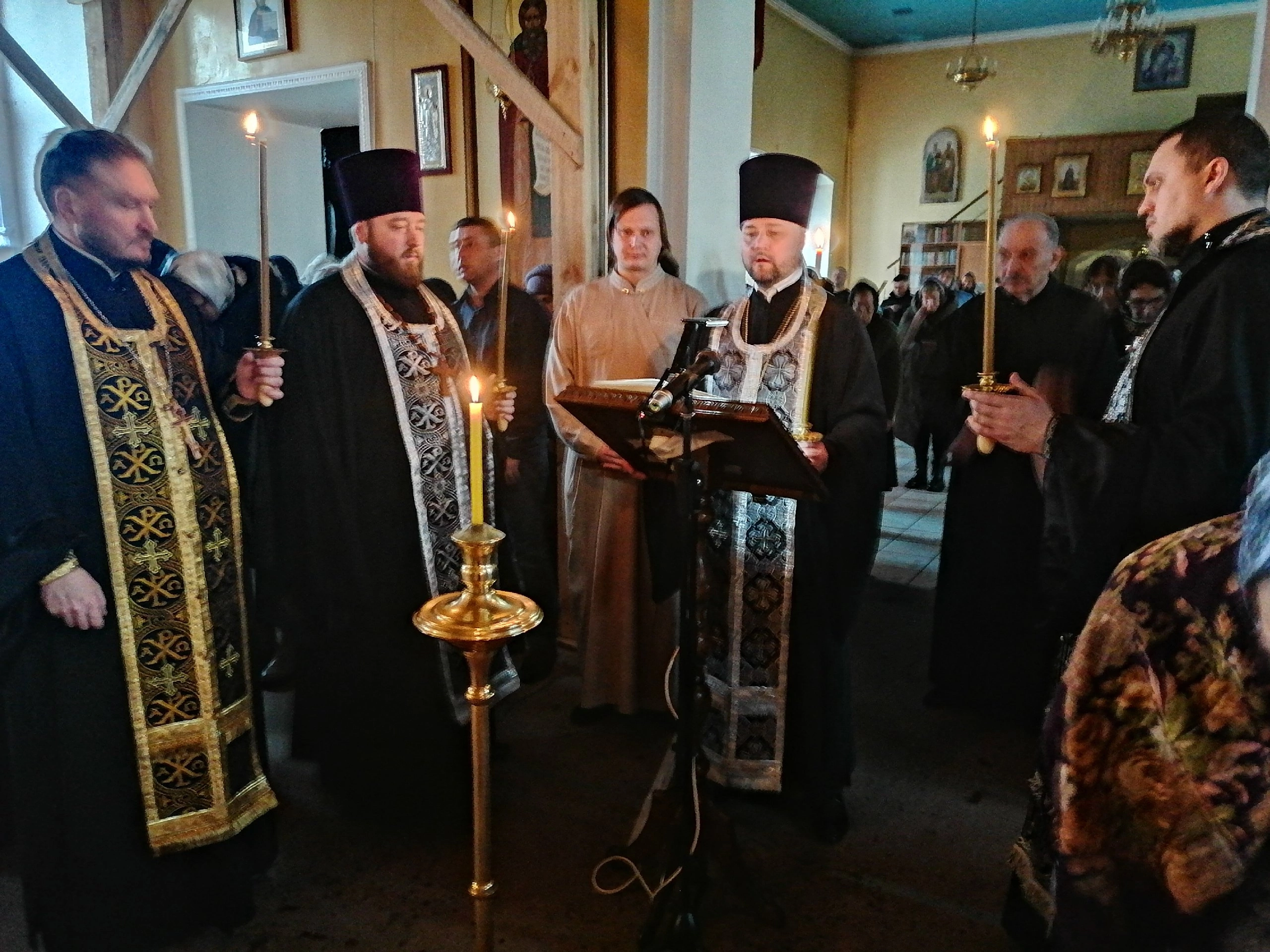 Протоиерей Александр Филиппов совершил повечерие с чтением второй части Великого покаянного канона преподобного Андрея Критского