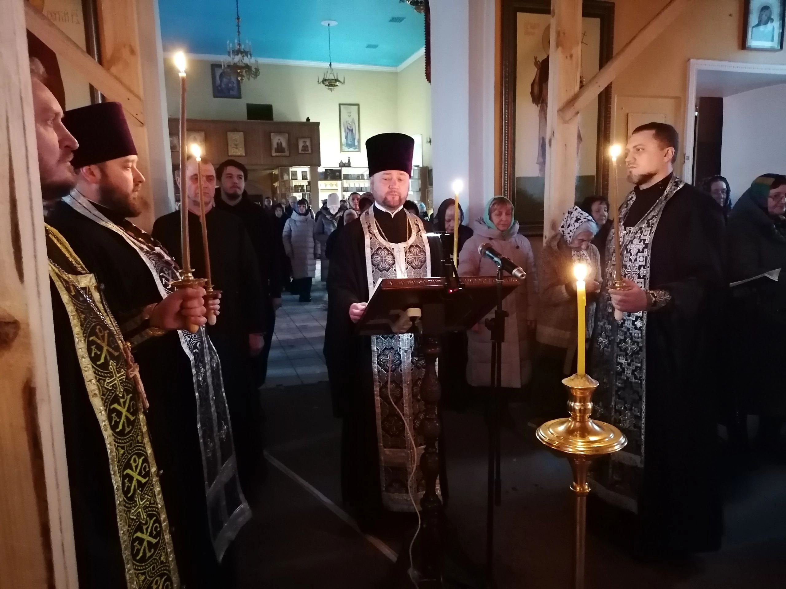 Протоиерей Александр Филиппов совершил повечерие с чтением первой части Великого покаянного канона преподобного Андрея Критского