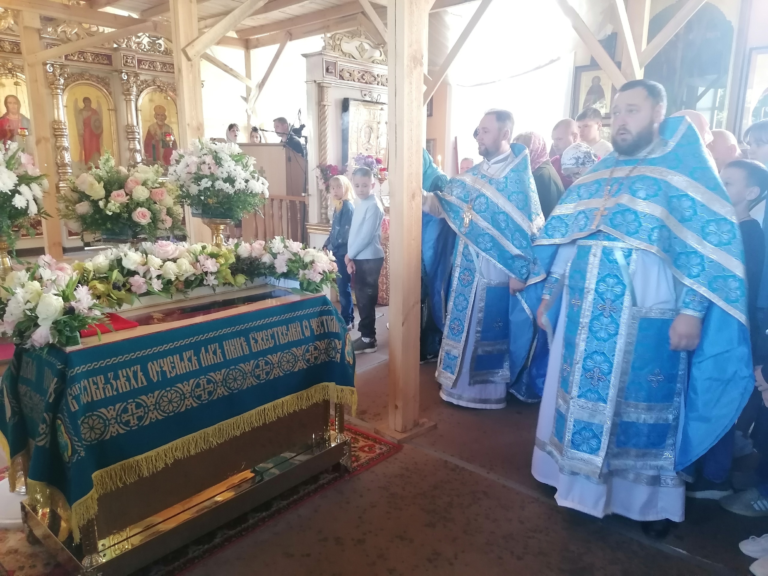 Протоиерей Александр Филиппов совершил молебен об учащихся перед началом нового учебного года