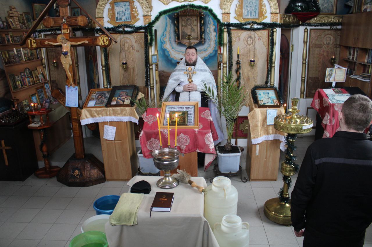 Протоиерей Антоний Шварев совершил чин великого освящения воды в храме при ИК-4