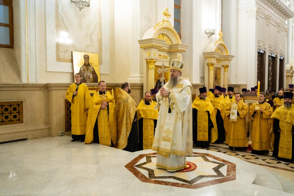 Протоиерей Александр Филиппов сослужил митрополиту Серафиму за уставным вечерним богослужением и новогодним молебном в Спасском кафедральном соборе