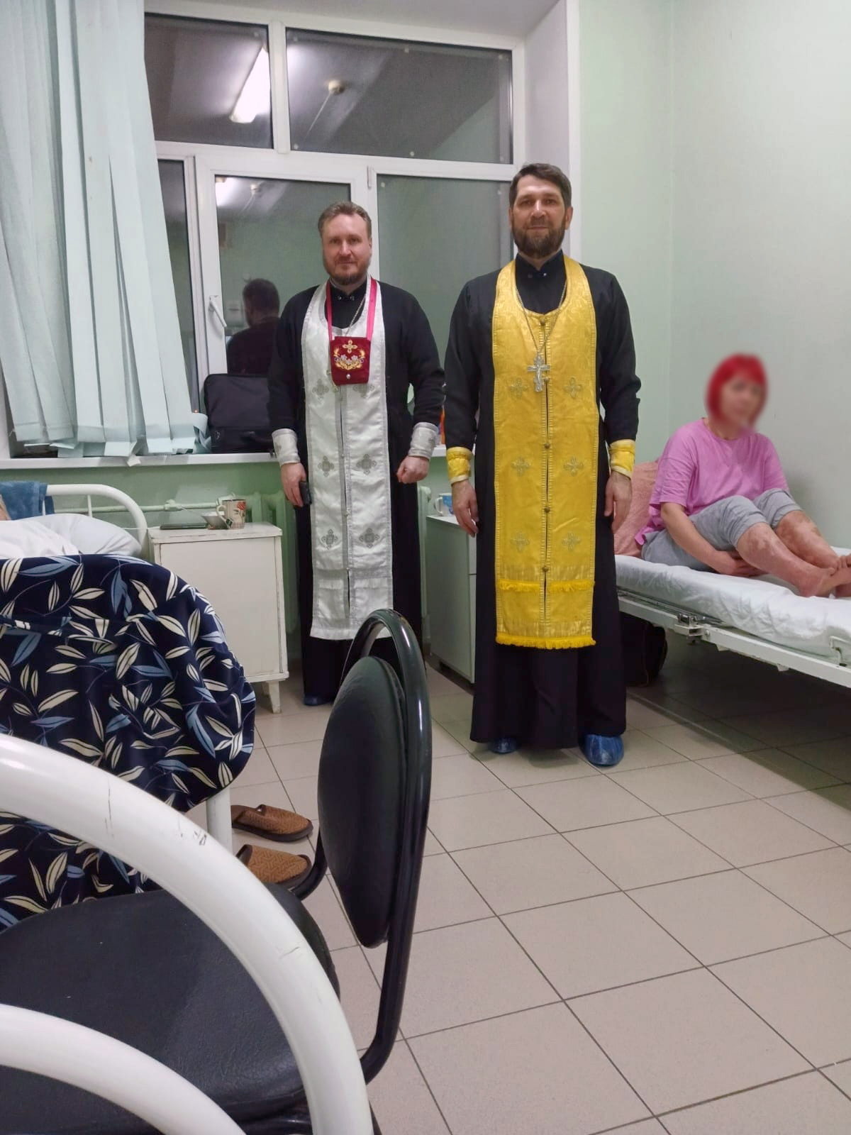 Священники посетили раненых во время специальной военной операции военнослужащих