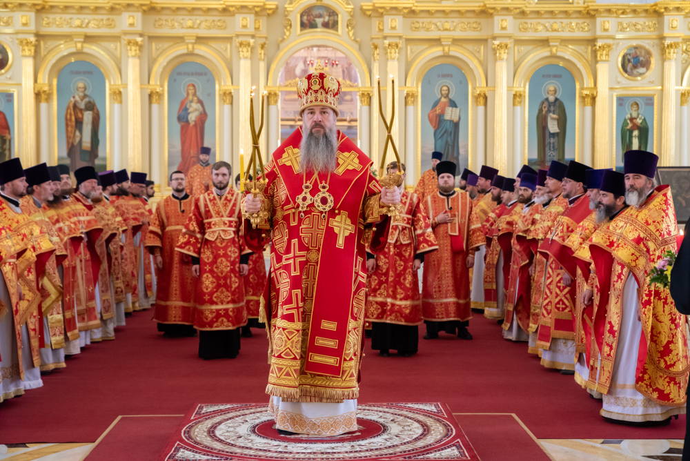   Протоиерей Александр Филиппов сослужил митрополиту Серафиму за литургией в  Спасском кафедральном соборе