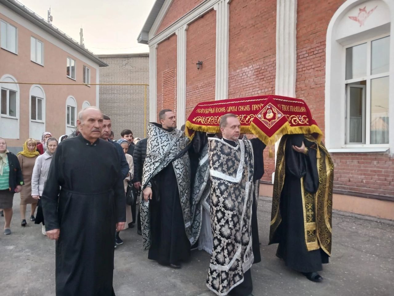 Протоиерей Александр Филиппов совершил утреню Великой Субботы с чином погребения 