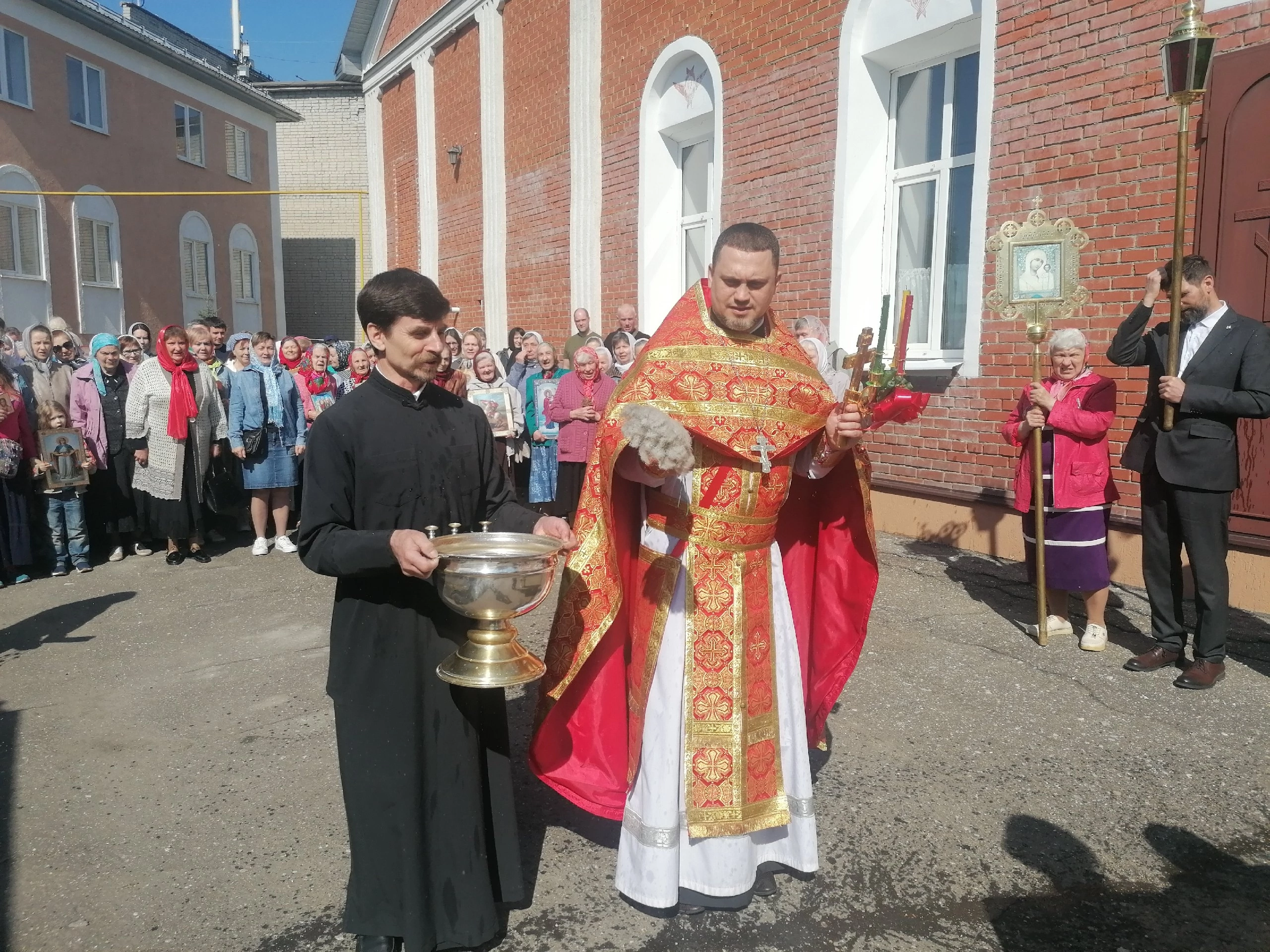 В пятницу Светлой седмицы иерей Владимир Журавлев совершил Божественную литургию
