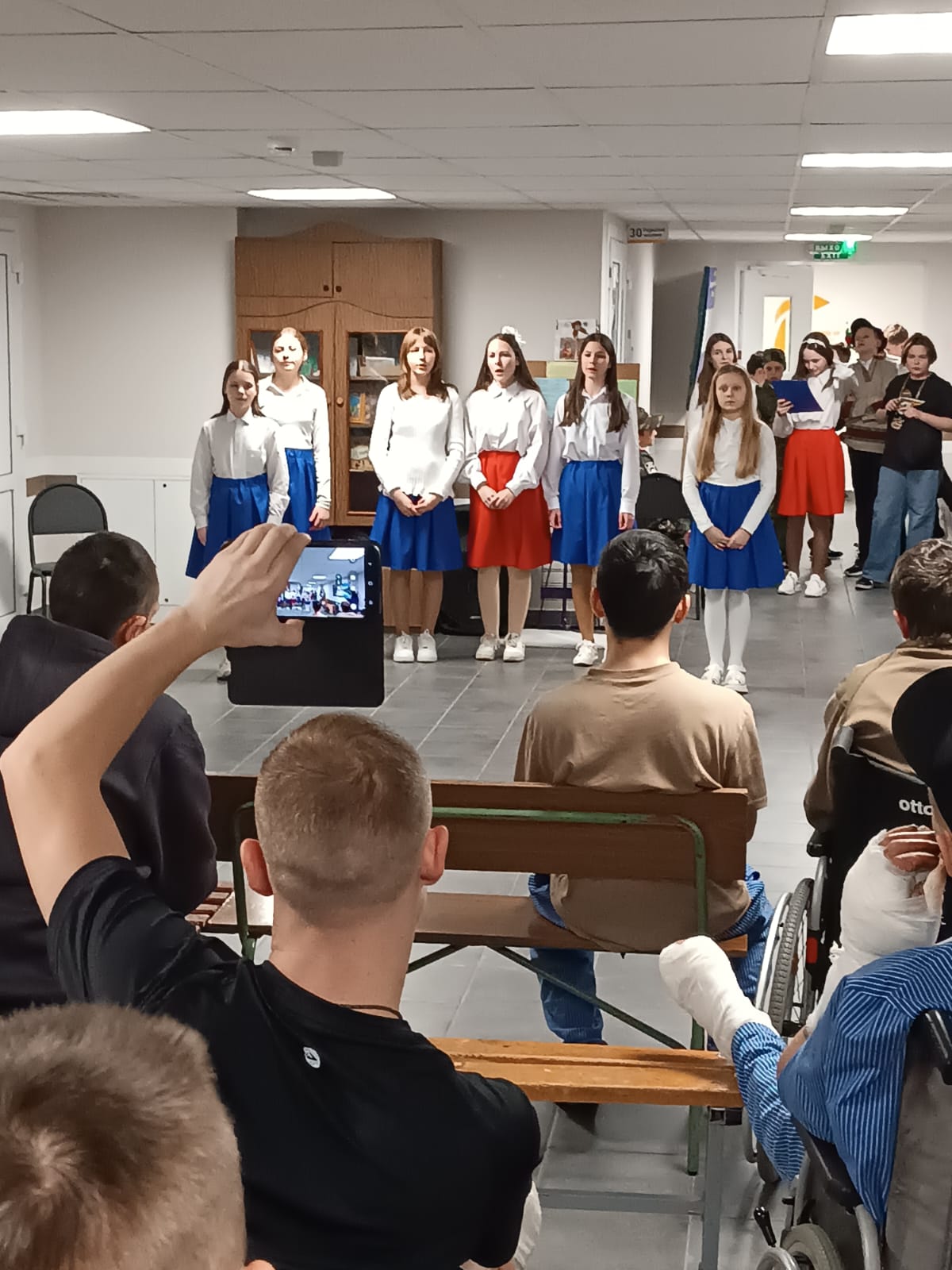 Воспитанники воскресной школы Никольского храма в Терновке  выступили с концертом для раненых военнослужащих