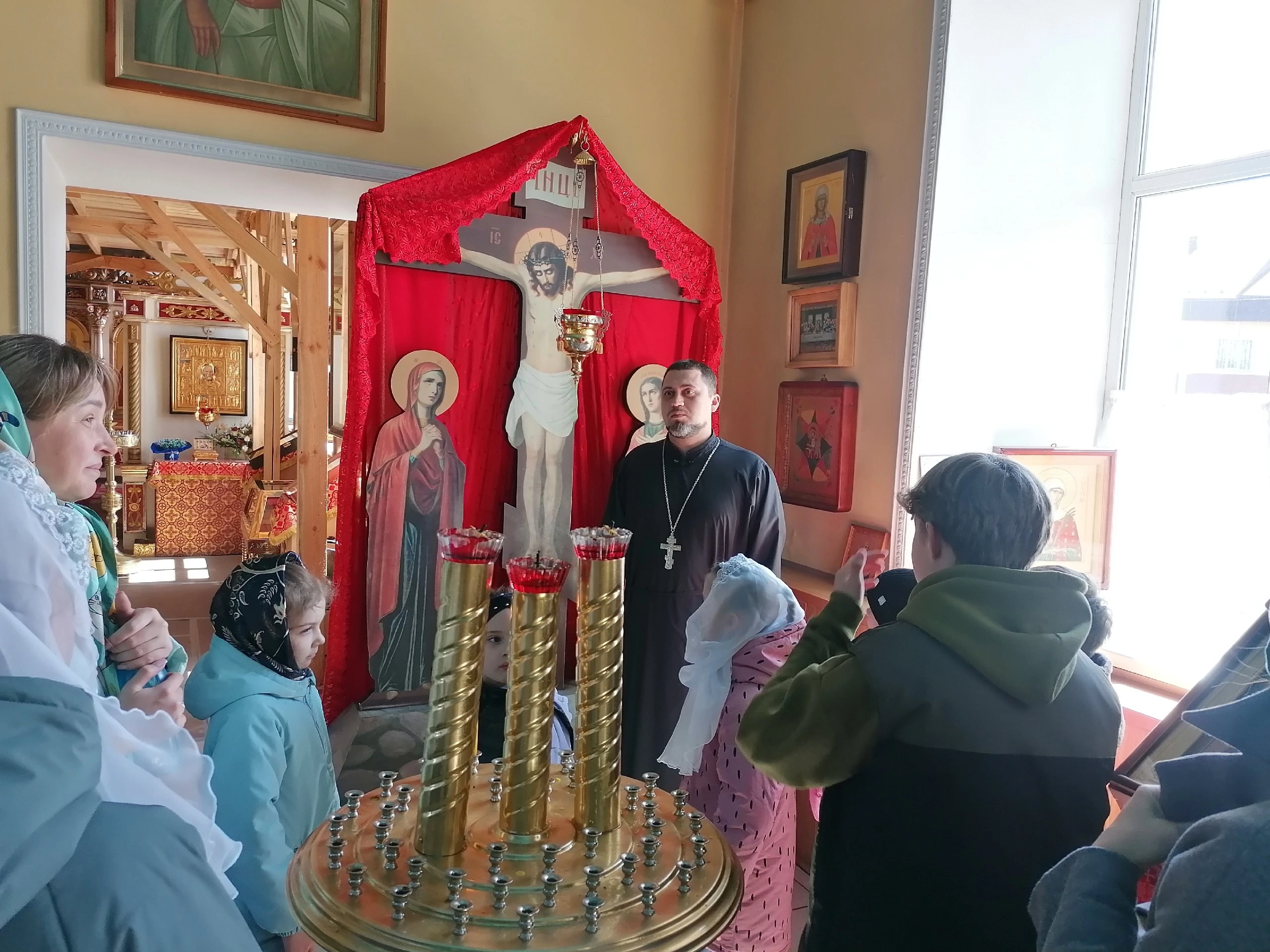 Священники встретились с учениками средней школы №1 города Спутник