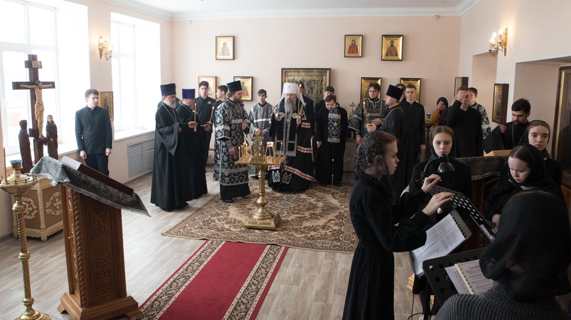 Во вторник первой седмицы Великого поста протоиерей Александр Филиппов молился за Архиерейским богослужением в храме святителя Иннокентия Иркутского при семинарии