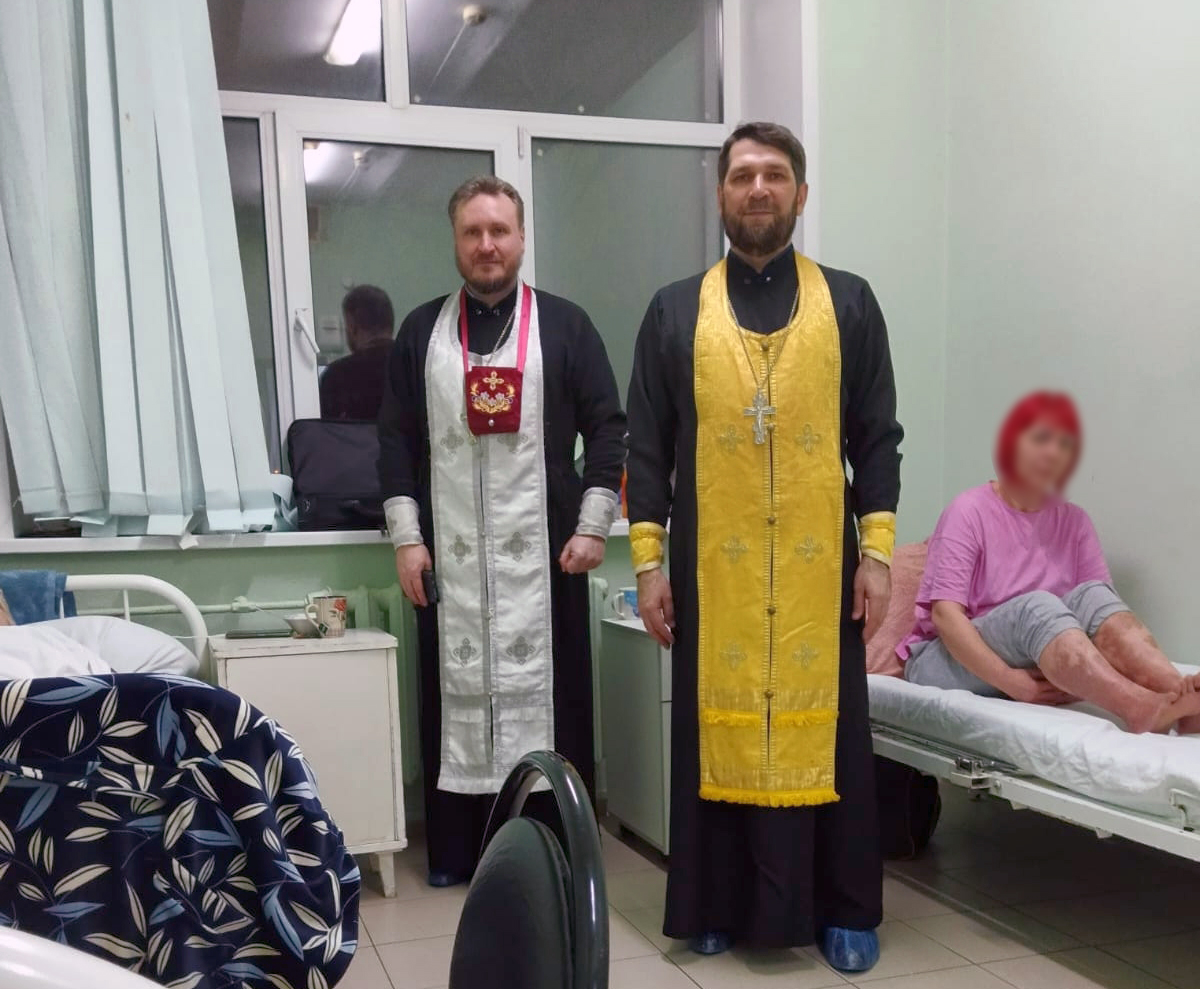 Священники посетили раненых во время специальной военной операции военнослужащих
